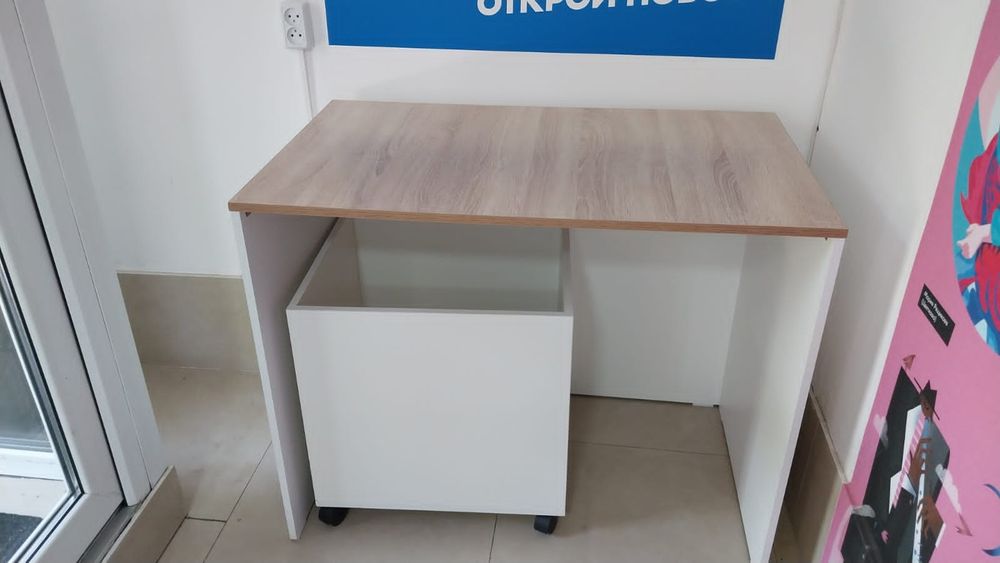 Продам 2 стола и приставку