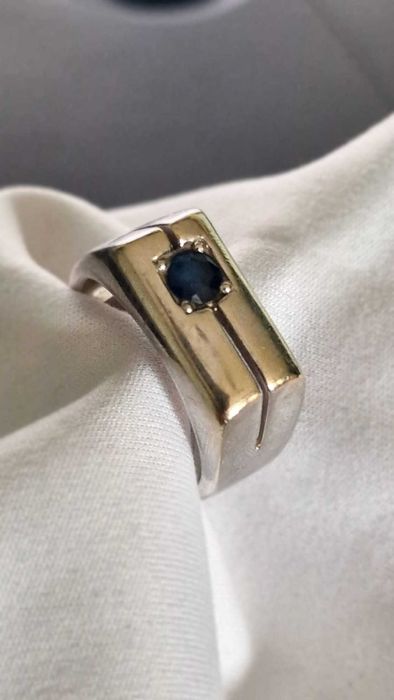 Inel exclusivist din aur alb 18K cu safir – Stil și distincție