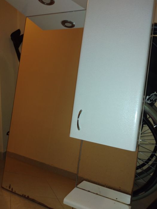 Продавам горен шкаф за баня с огледало.