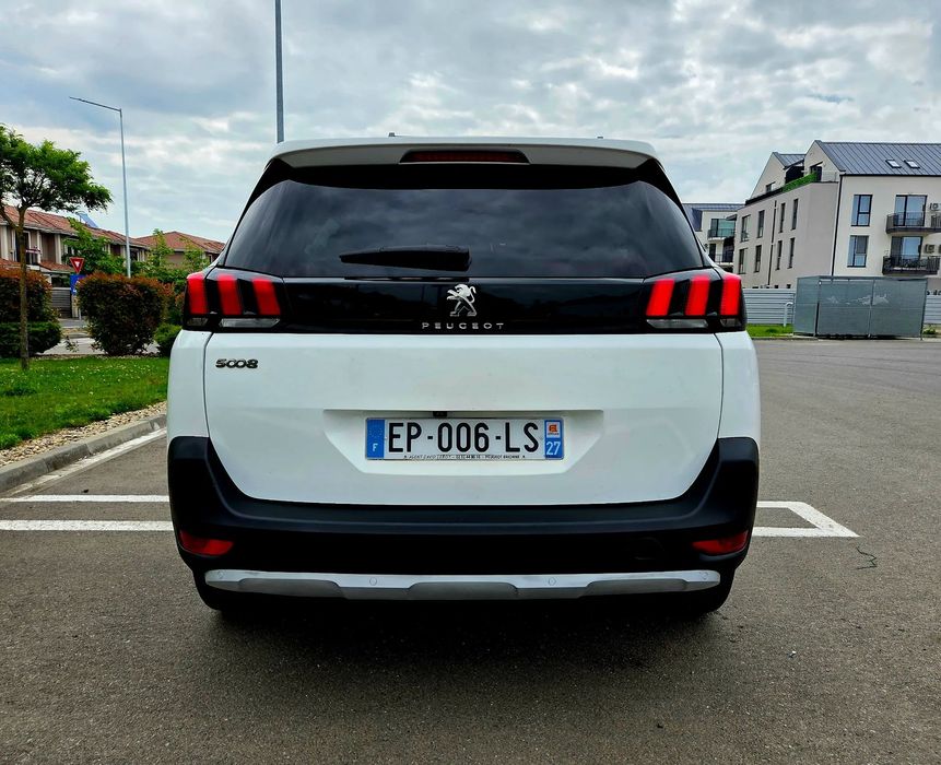 Peugeot 5008 1.6 diesel,7 locuri,manual,navi,bord virtual,full,stare foarte buna.