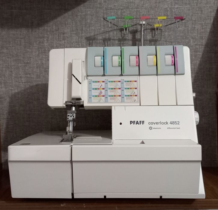 PFAFF coverlock 4852