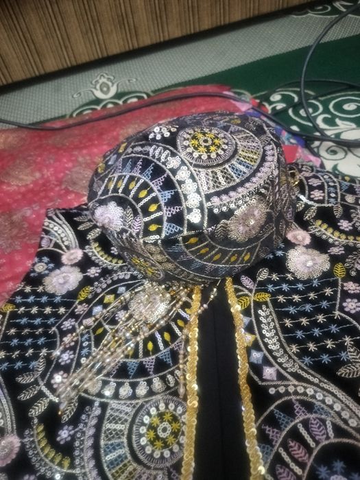 Әдемі желетка  бас киімімен