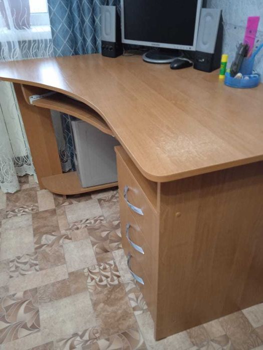 Стол компьютеный