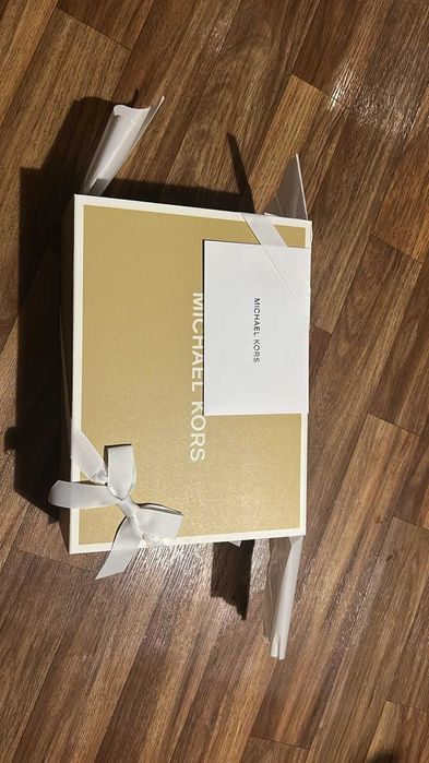 Продам коробку Michael Kors