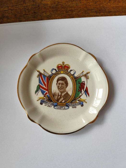 Кралски сувенирни чинийки в чест на Елизабет II и принц Чарлз