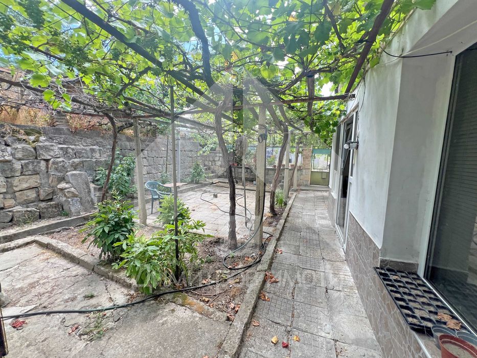 Продава самостоятелна двуетажна къща с двор от 600 м2 и ГАРАЖ. Център!