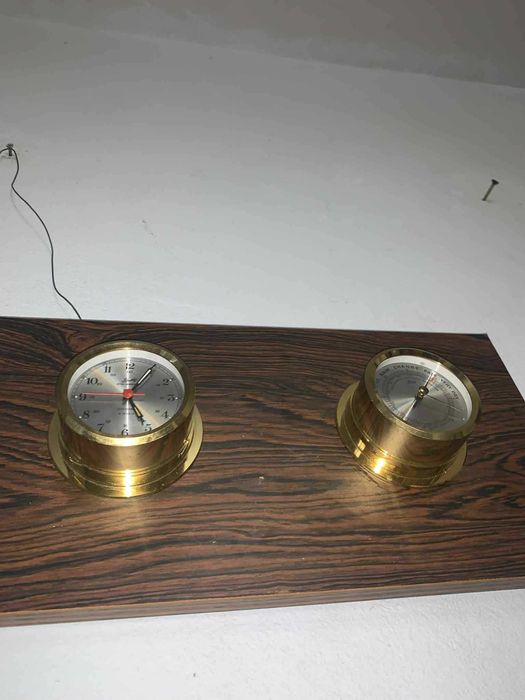 Ceas/Barumetru in carcasa din bronz decor amplasat pe lemn
