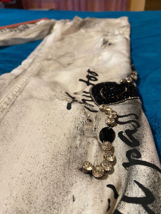 Бели дънки с камъни