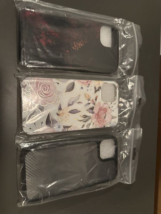 Vand lot de 3 huse noi pentru Iphone 13