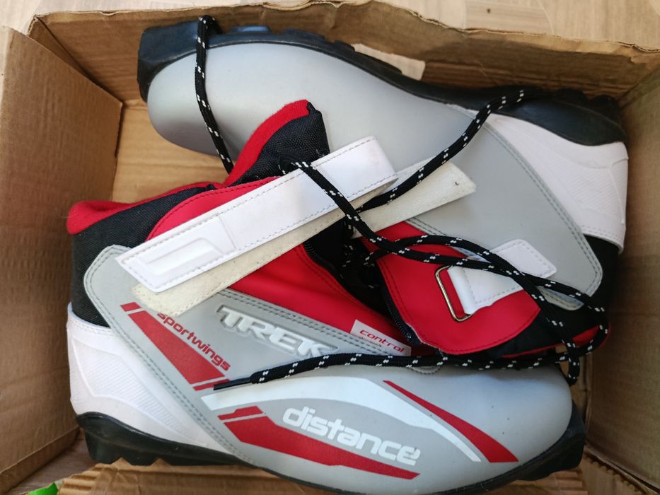 Продам беговые лыжи,палки и ботинки