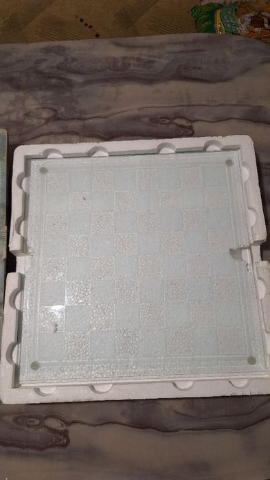 Продават ме : Стеклен Шах