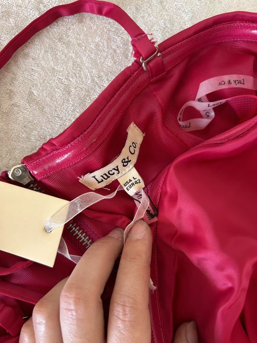 Къса сатенена рокля