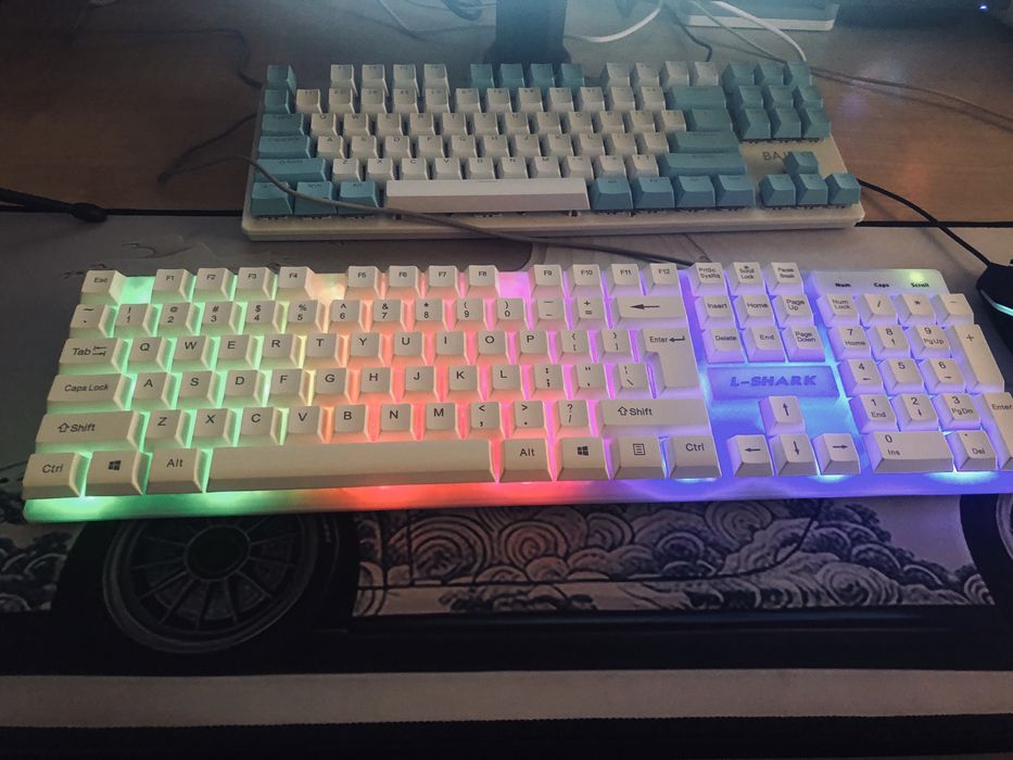 Oq klavira tura rgb bor va igravoy bosilishlari yumsho
