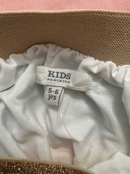 Пола с цветни паети