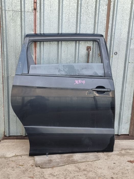 Двери на Toyota Estima.