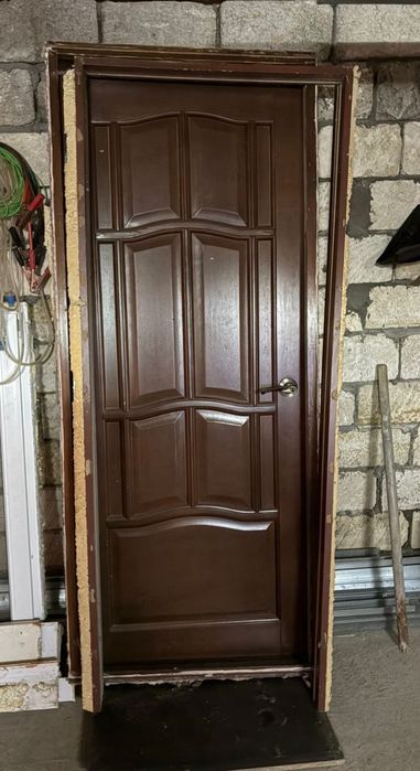 Двери межкомнатные б/у.