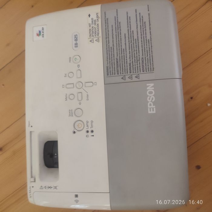 Яркий проектор Epson EB-825.