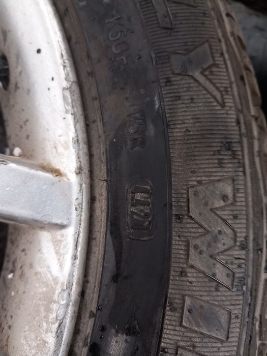 Vând jante te golf 4 anvelope de iarna 300€ folosite 1 sezon
