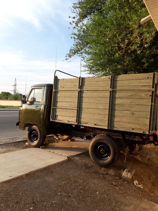 Uaz moshina sotiladi