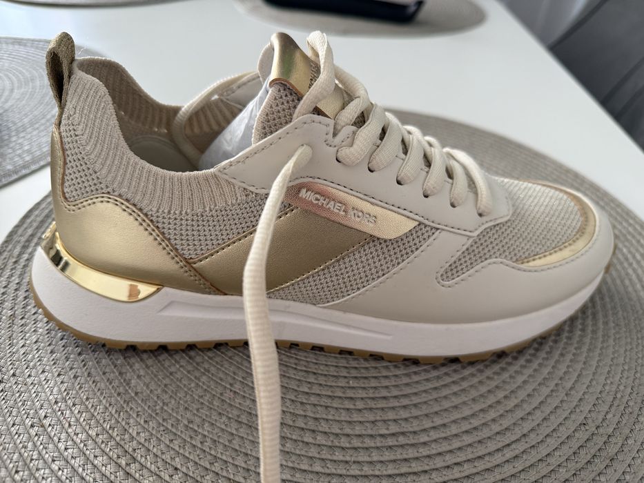Vand adidasii noii