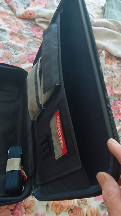 Vând geantă noua mărime medie.