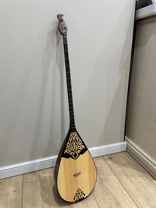 Гитара мен домбыра сатылады!