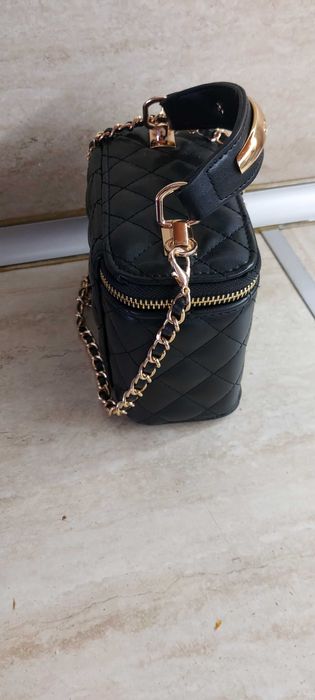 Луксозна черна чанта Chanel – капитонирана, златист обков