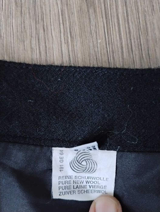 Черна вълнена пола