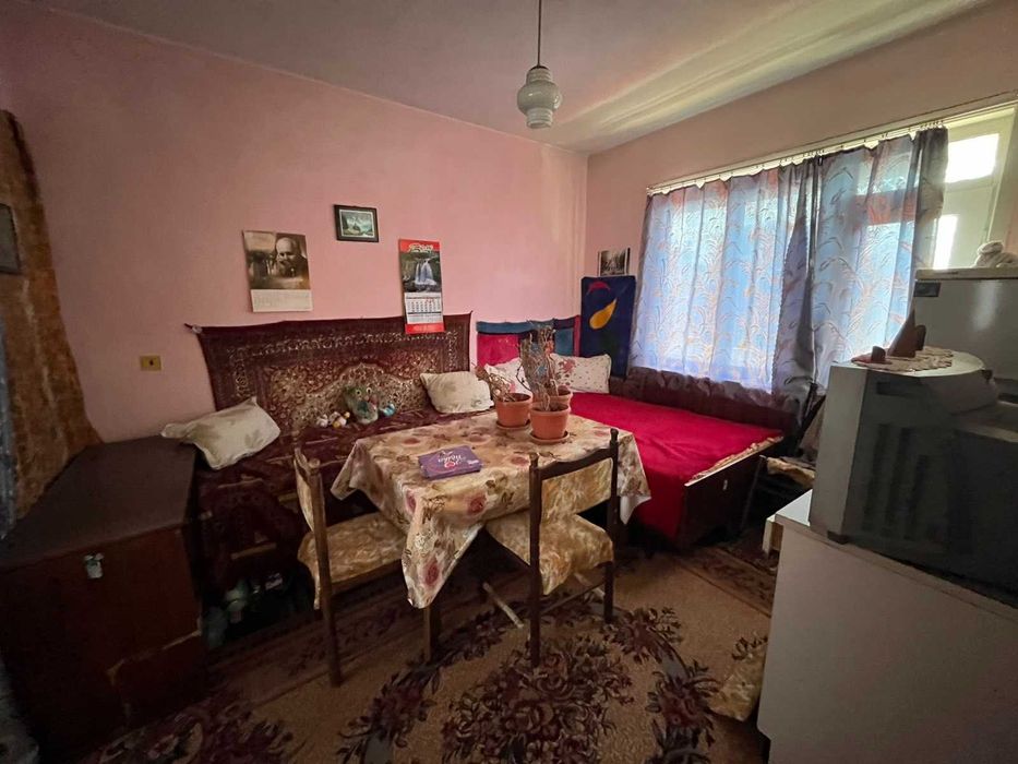 Етаж от къща с двор за продажба в Казанлък – 92 кв.м., изба 47 кв.м.