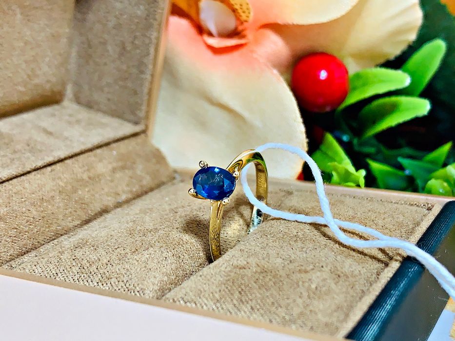 Нежное золотое кольцо с натуральным камнем – Сапфир природный