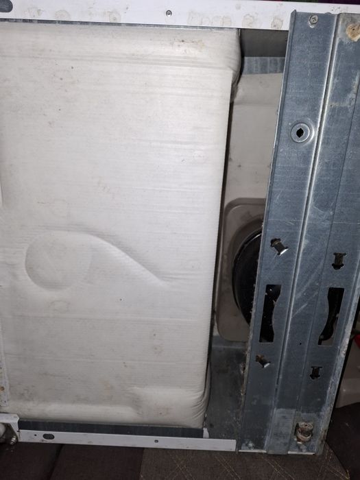 Холодильник двух камерный в нерабочем состояний