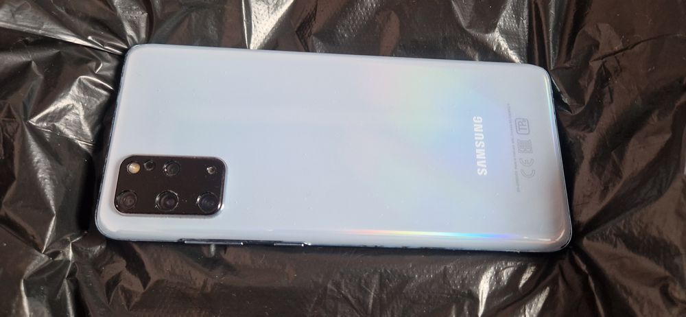Срочно продам samsung galaxy s20+.