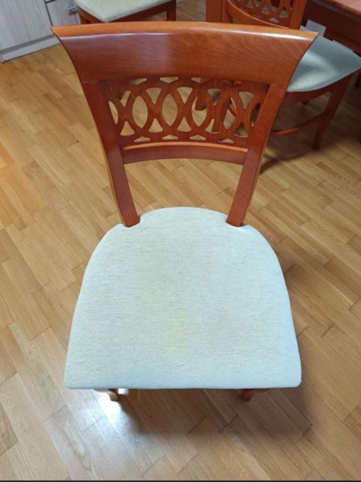 Комплект трапезна маса(разтегателна)със 6 стола,холна маса и огледало.