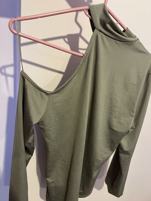 Дамски блузи с  асиметрично изрязано рамо