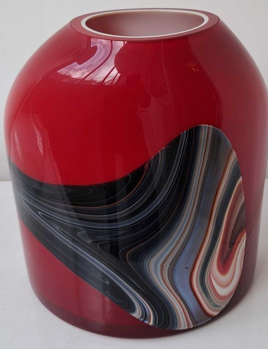 Ваза (стъклена, цвят червен)