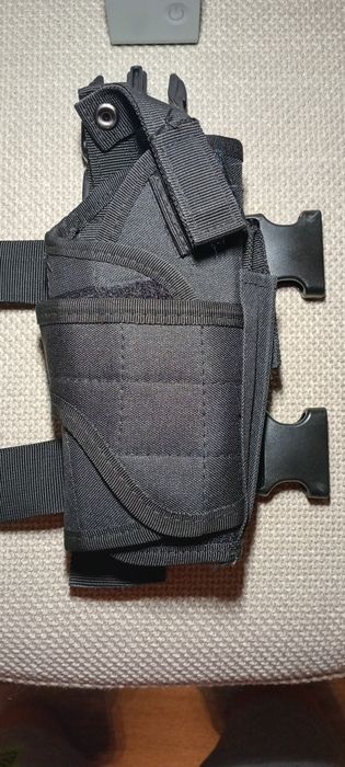 Toc de pistol cu prindere pe coapsa.