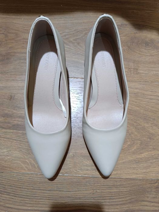 Официални бежови обувки Janny Fairy