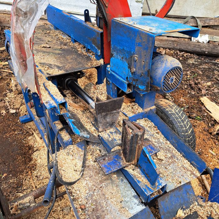 Машина за рязане цепене и товарене на дърва