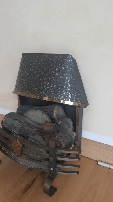 Șemineu din metal decorativ foarte bine reprodus lemnul coaja de copac