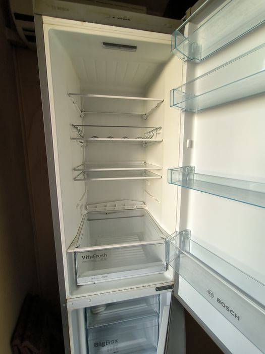 Хладилник BOSCH с фризер – VitaFresh – отлично състояние