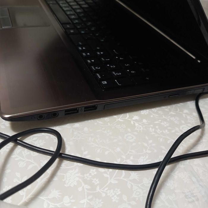 Ноутбук ASUS в хорошем состоянии