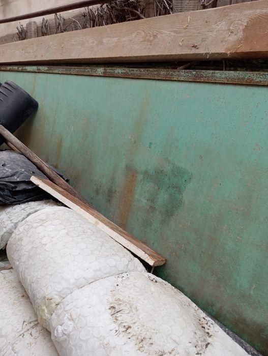 Продам асбестовые листы на железных угольниках для ограждения