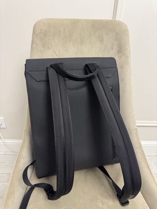 Черный кожанный рюкзак