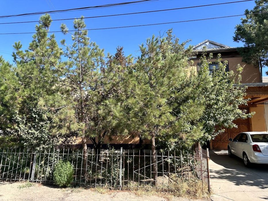 Карши шахарнинг марказидан 2 каватли  шинам ва катта майдонли ховли со