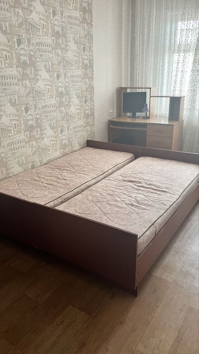 Продам 2 односпальные кровати с матрасами!