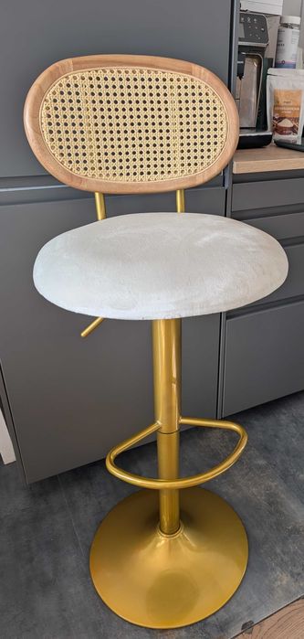 НОВИ бар маса и два стола в златно, ратан и кадифе