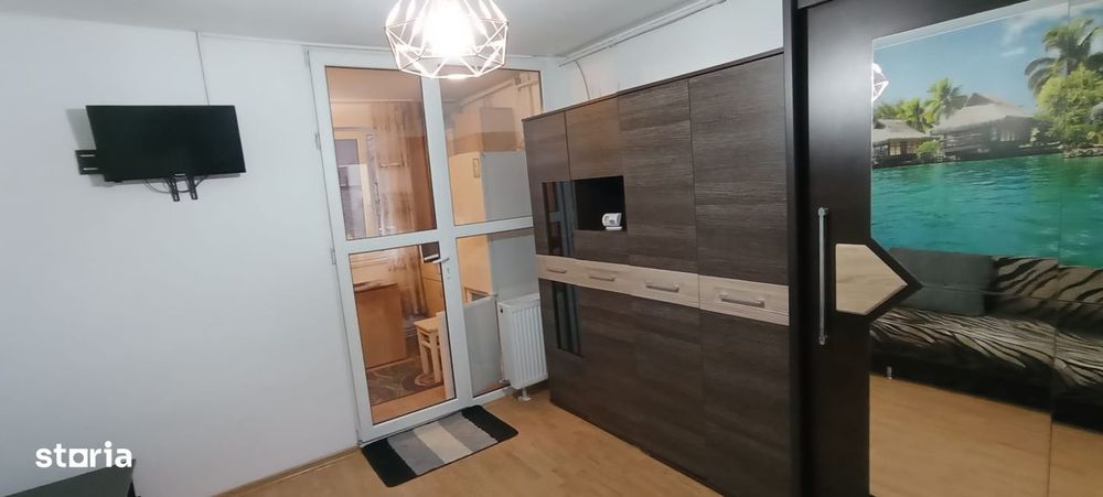 Garsonieră de închiriat, Tractorul (Coresi)