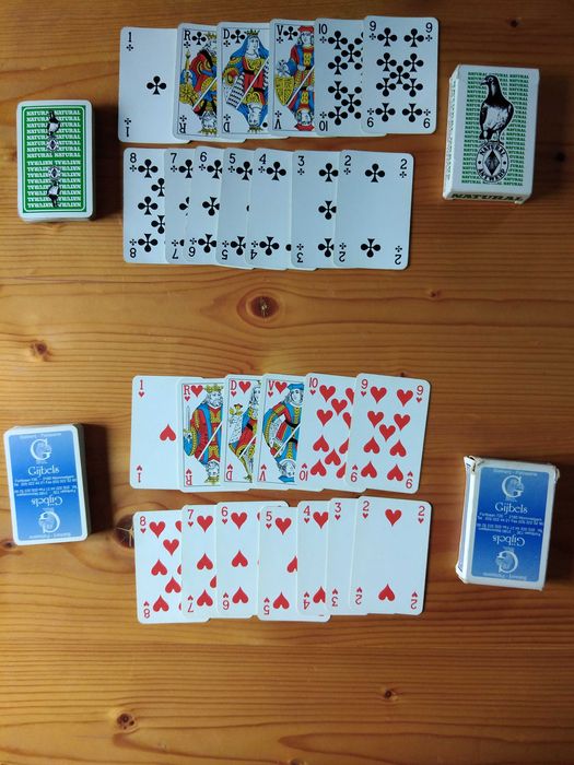 Стари карти за игра или колекция в отлично състояние.