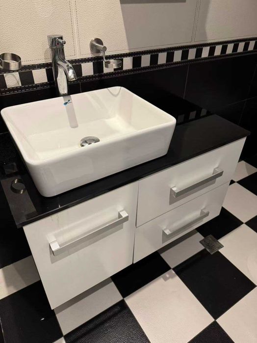 Шкаф за баня с огледало и лед осветление изработено от алуминий