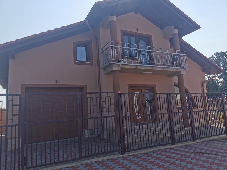 Ofer spre închiriere casă